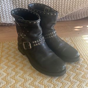 Frye Women's Veronica Stud Moto Short Boot black 7.5